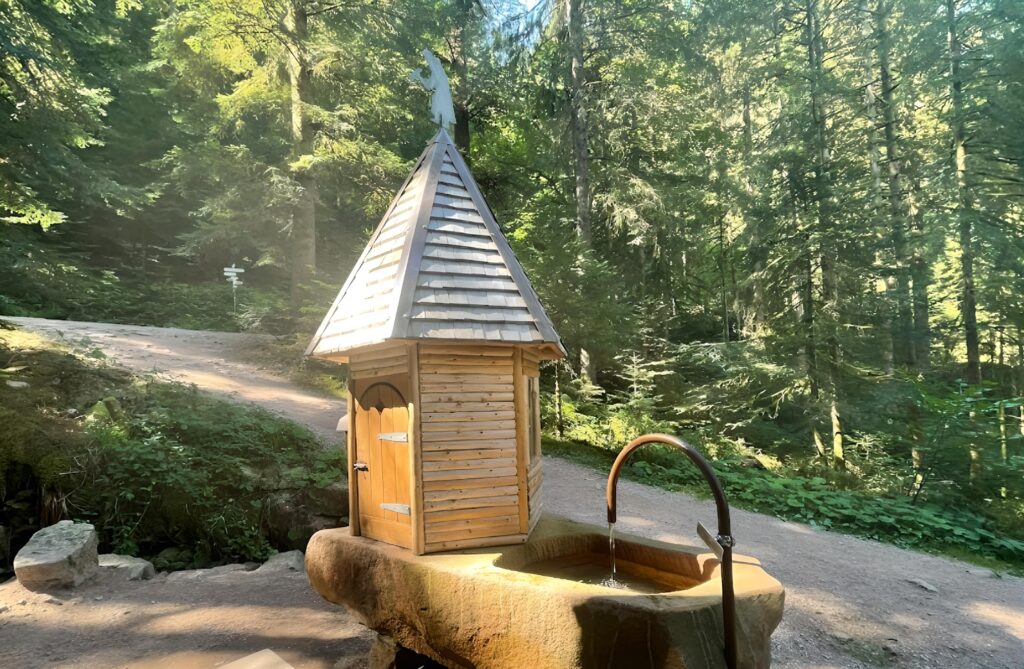 Schnapsbrunnen am Weg zum Burgbachwasserfall