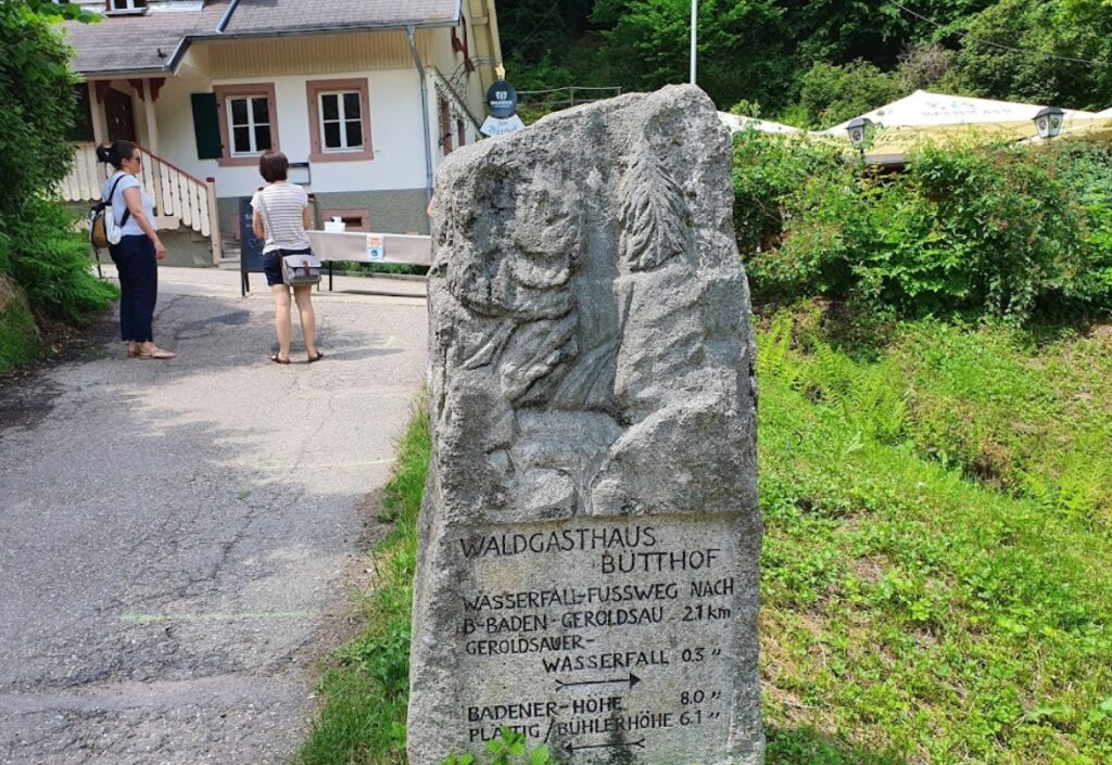 Wegweiser-Stein an der Waldgaststätte Bütthof
