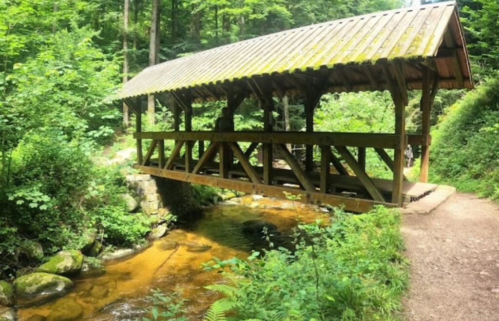 Gedeckte Holzbrücke über den Grobbach