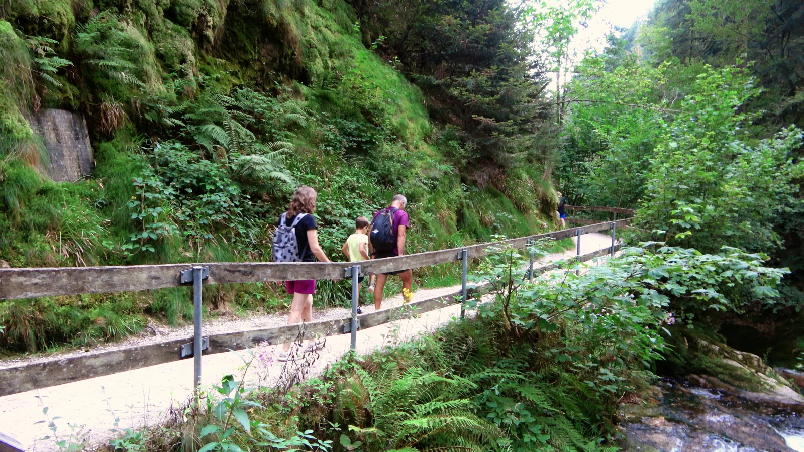 Wanderer am Weg der Allerheiligen Wasserfälle