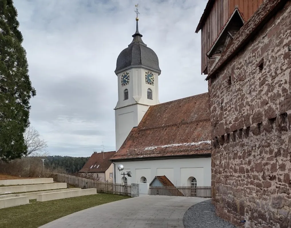 Die Stadtkirche hinter der alten Wehrmauer