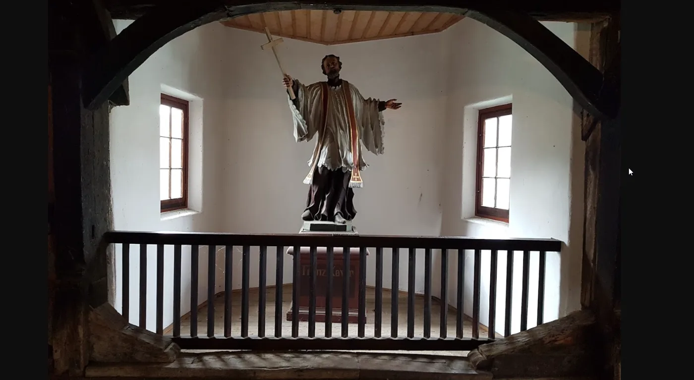 Eine Heiligenfigur im Inneren der Brücke