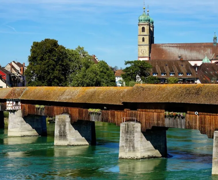 Die Brücke mit dem Fridolinsmünster im Hintergrund