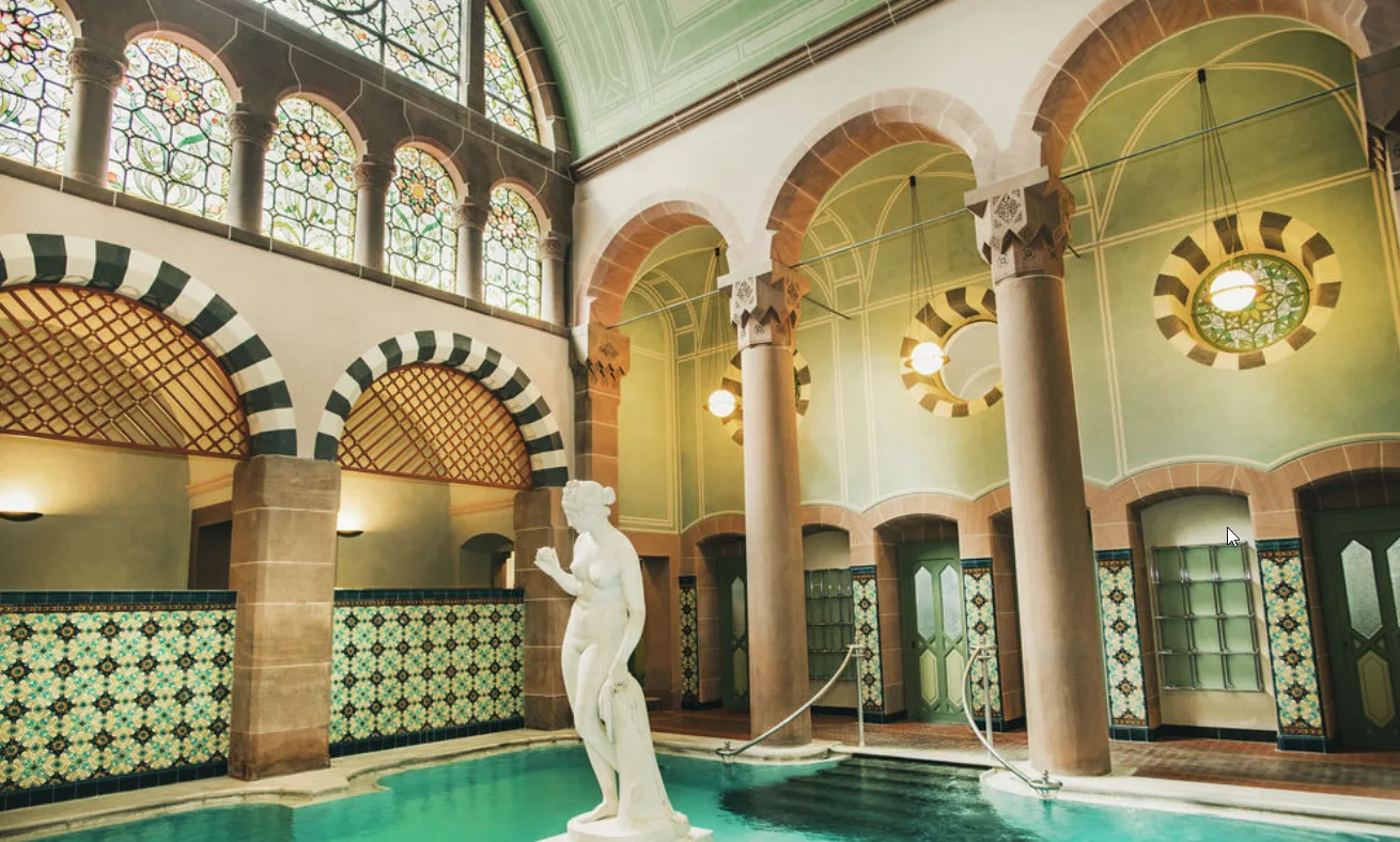 Das maurisch gestaltete Thermalbad mit seiner Statue