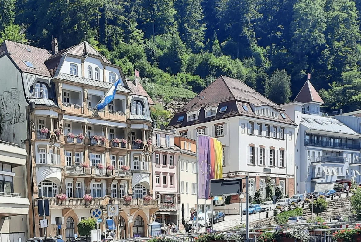 Prächtige Bäderarchitektur an den Hängen des Enztals