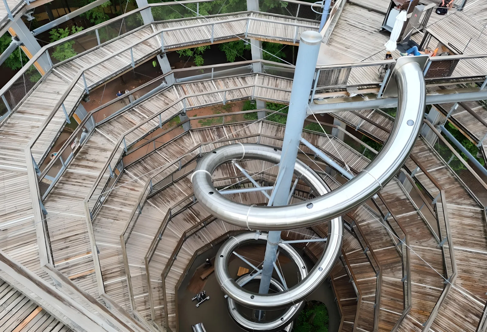 Blick in die spiralförmige Rampe mit Rutsche im Turminneren
