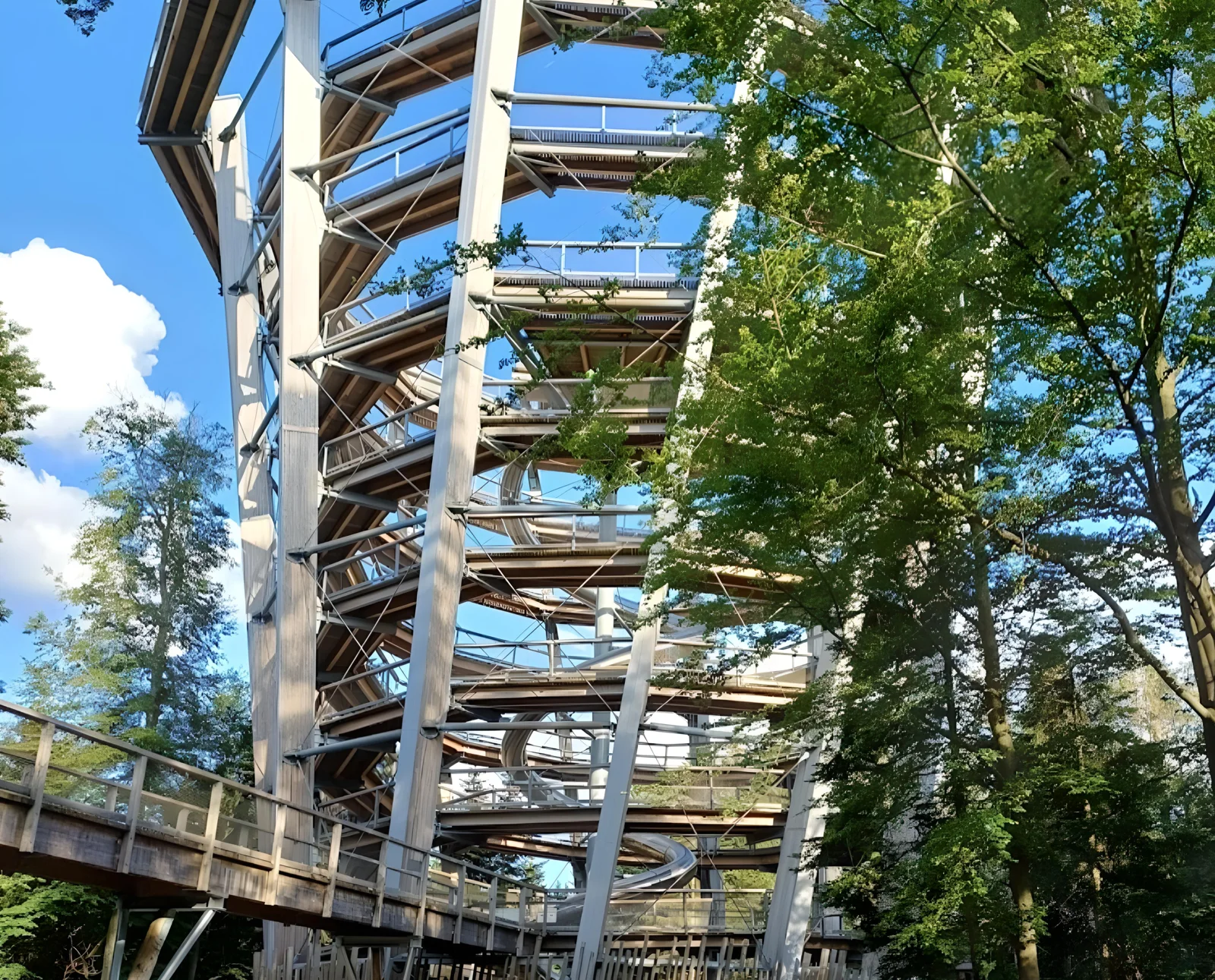 Der Blick hinauf zur hölzernen Turmkonstruktion