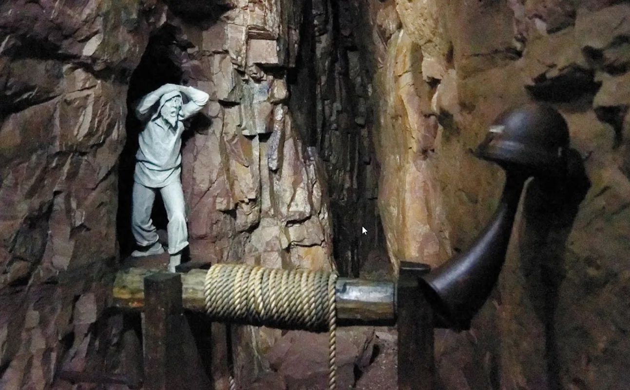 Eine Bergmannsszene mit historischem Werkzeug im Fels