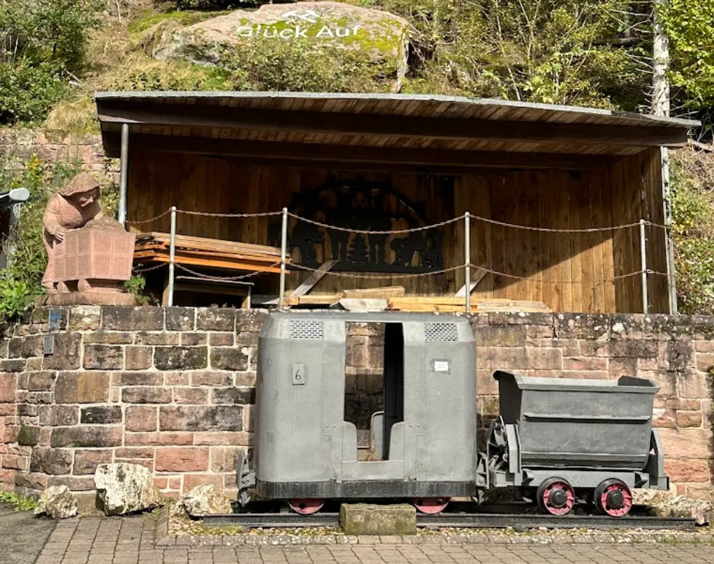 Alte Grubenlore vor dem Mundloch