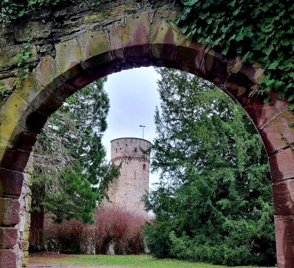 Durch das Sandsteintor fällt der Blick auf den Bergfried