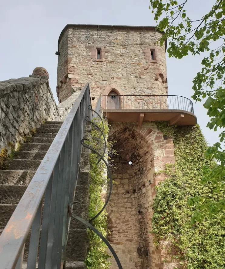 Der Turm mit seiner Aussichtsplattform und Treppe
