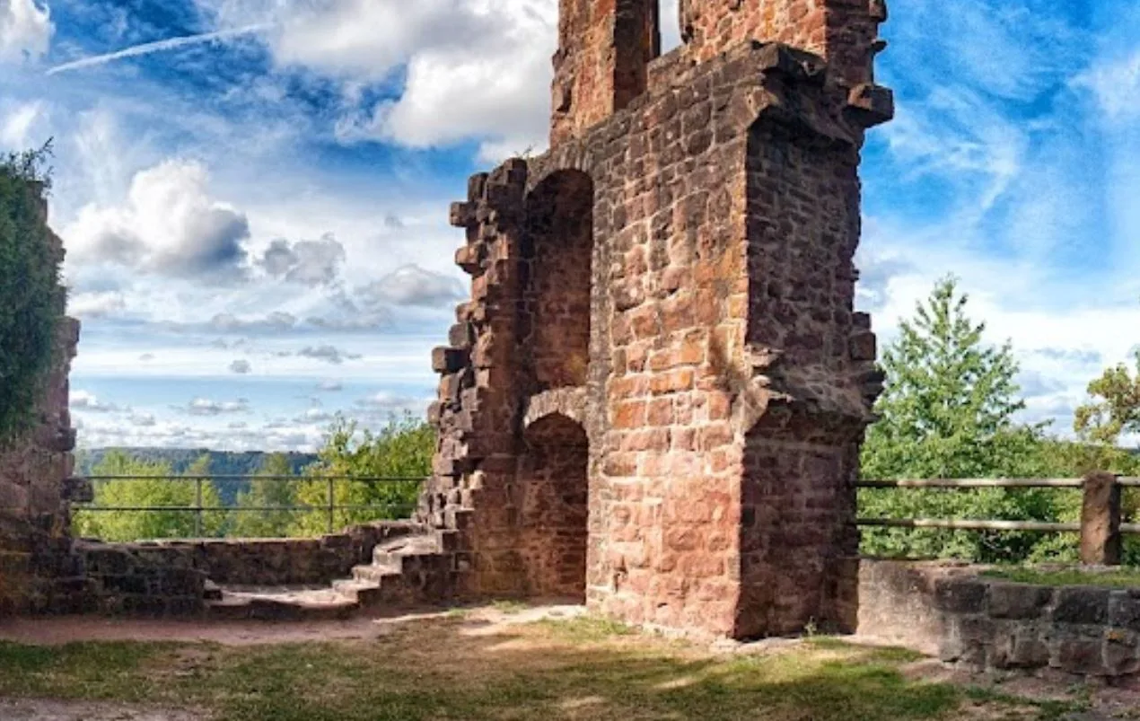 Ein Mauerrest der Ruine vor blauem Himmel