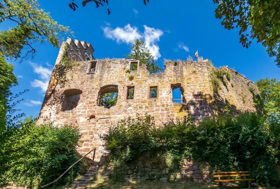 Die Ruinenmauern mit ihren Fensteröffnungen