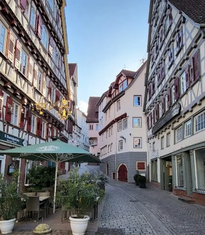 Eine enge Fachwerkgasse mit gemütlichem Café