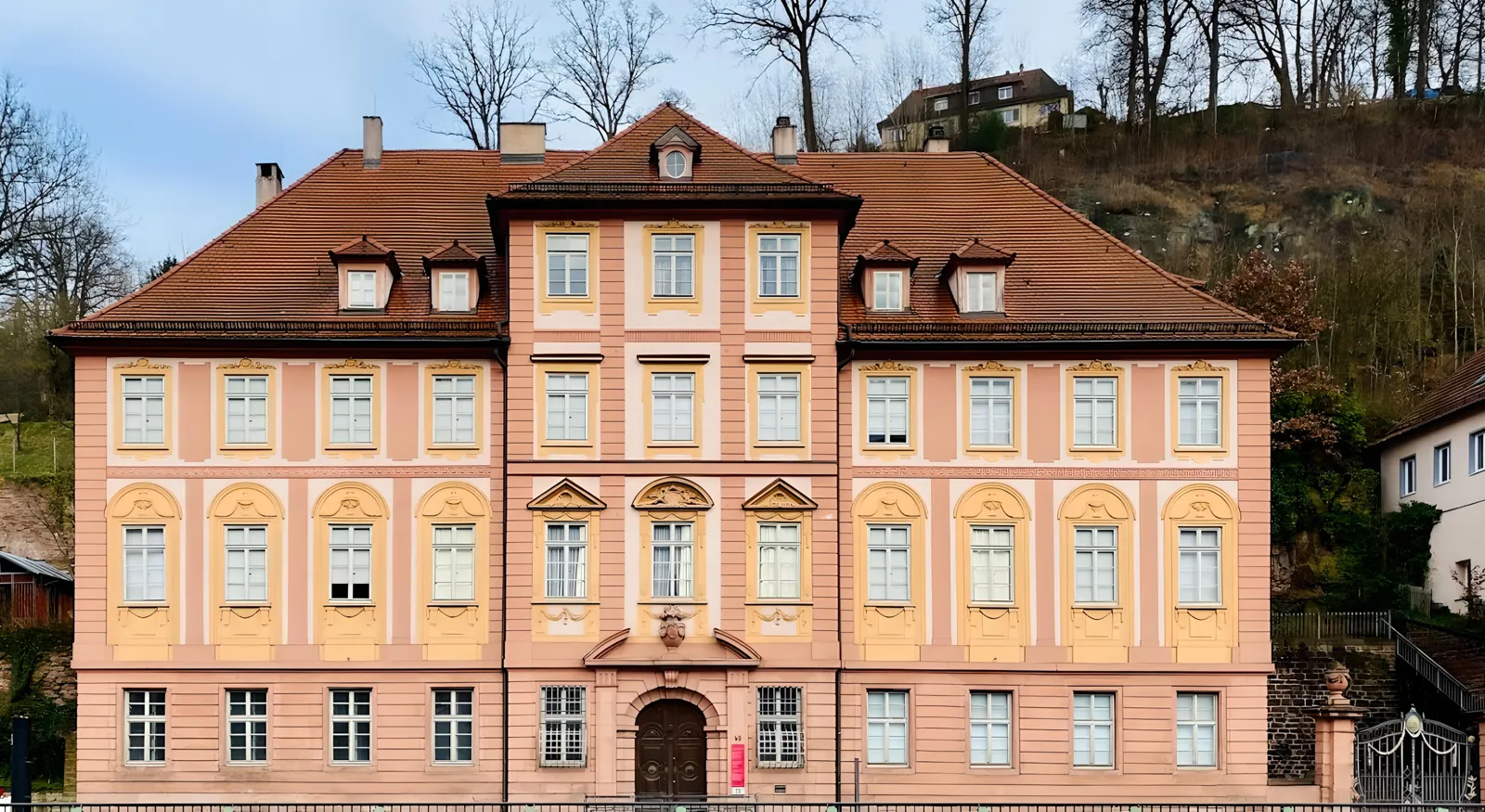 Blick über die Dächer der Altstadt zum Kirchturm