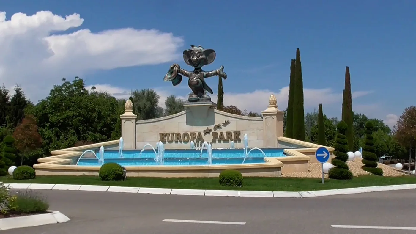 Der Brunnen mit dem Euromaus-Maskottchen am Eingang