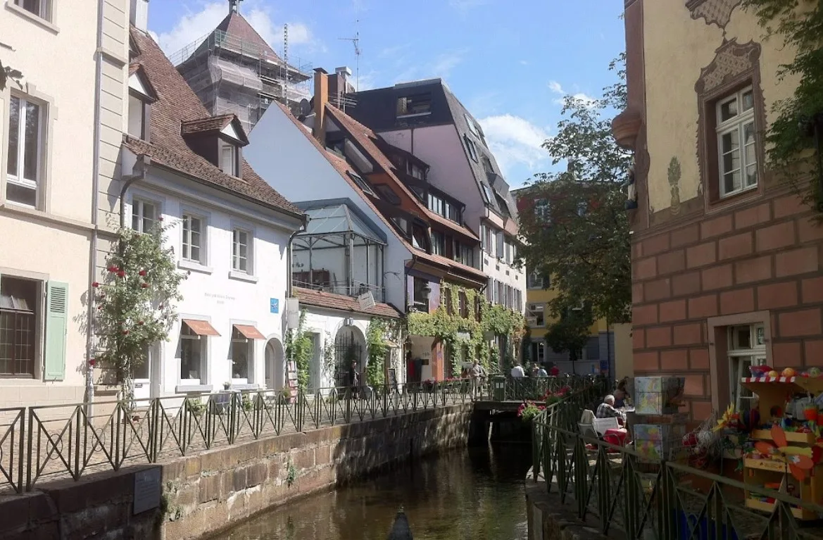 Die Gerberau mit ihren Fachwerkhäusern am Gewerbekanal