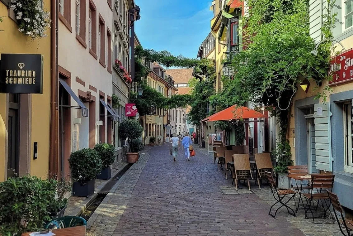 Eine belebte Gasse in der Freiburger Altstadt