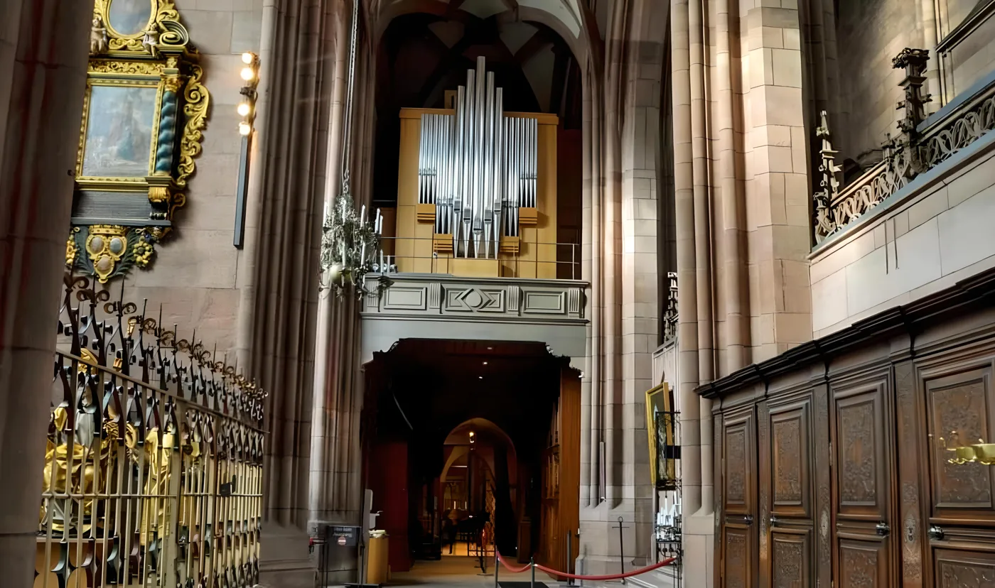Die Orgel und das kunstvolle Chorgitter im Münster