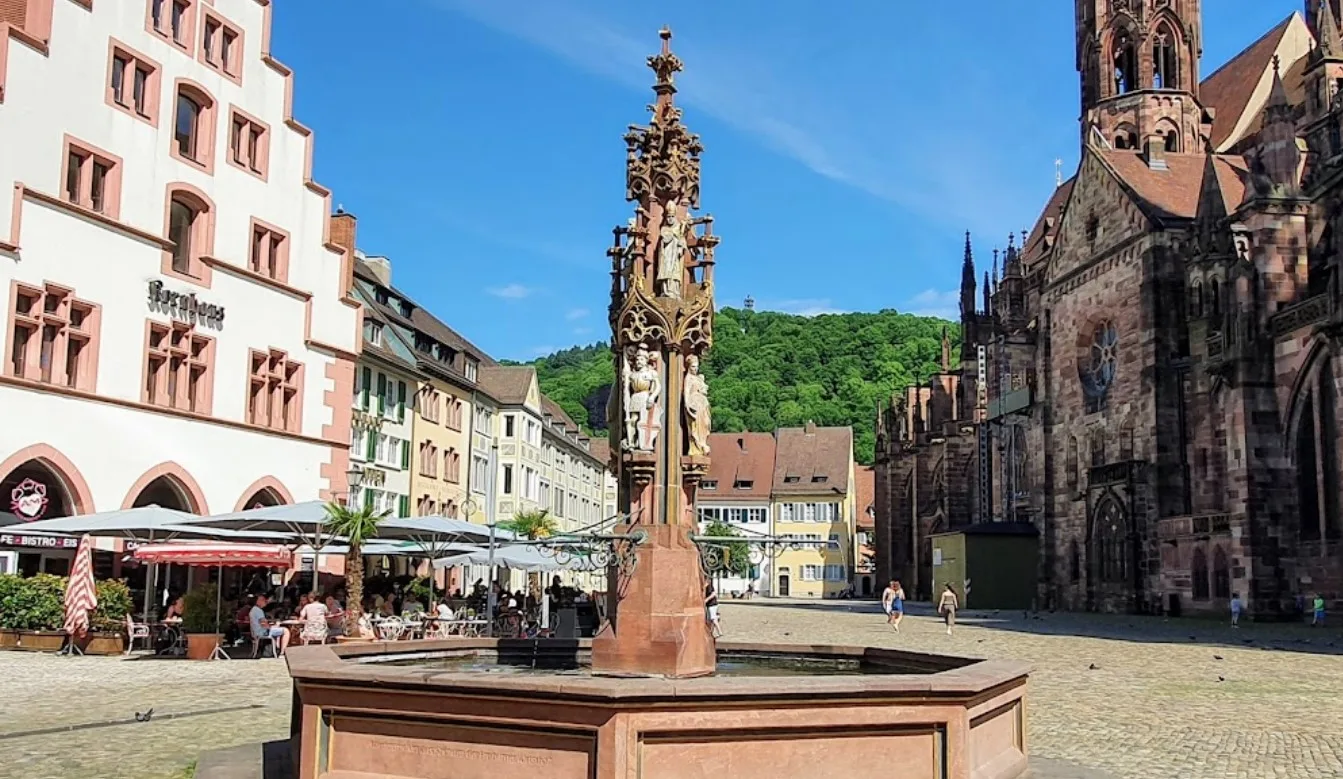 Der Münsterplatz mit Brunnen und Marktständen