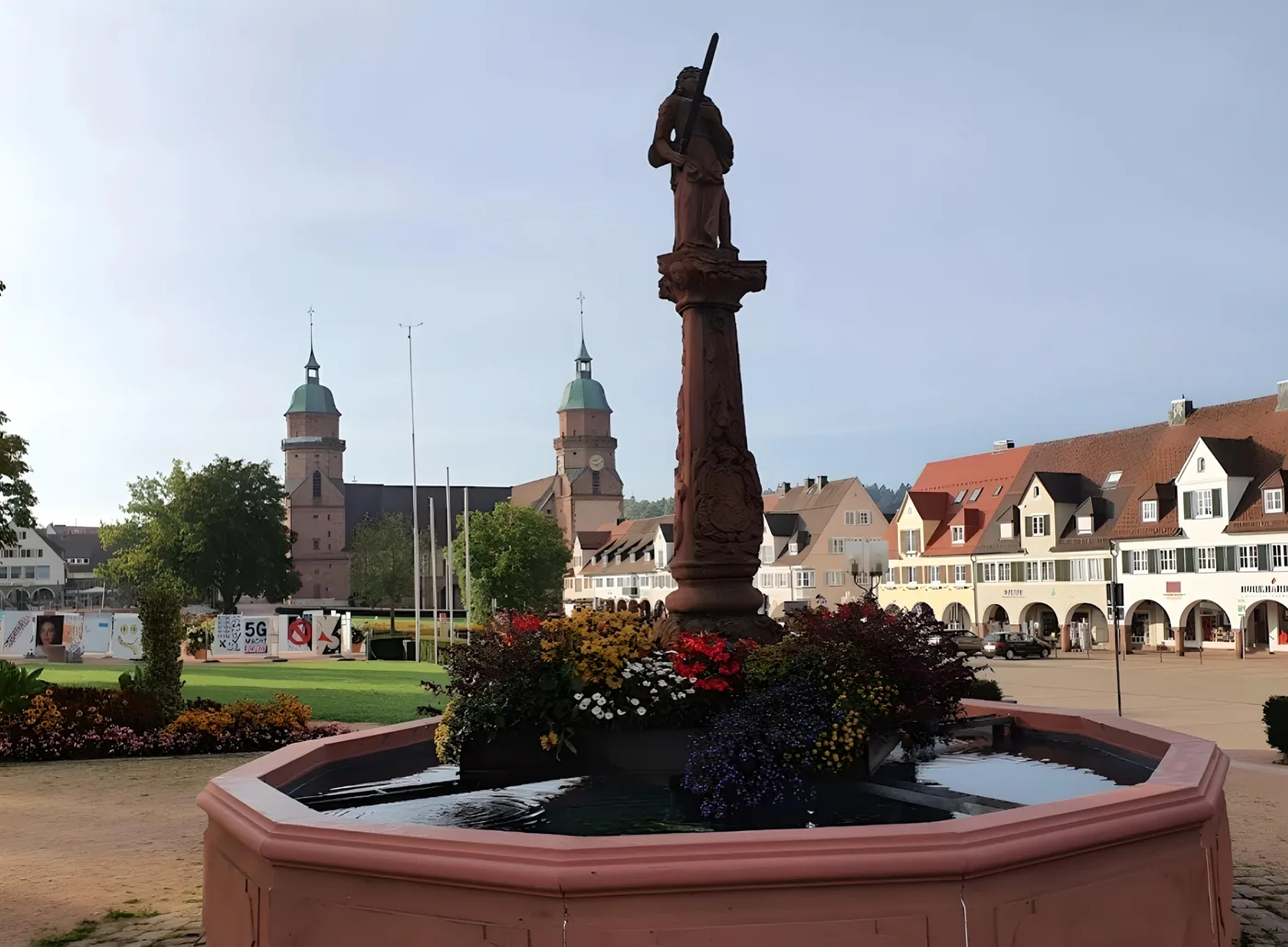 Der Brunnen mit Standbild vor dem Marktplatz