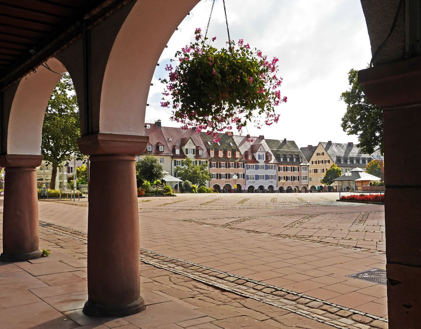 Blick aus den Arkaden auf den Marktplatz