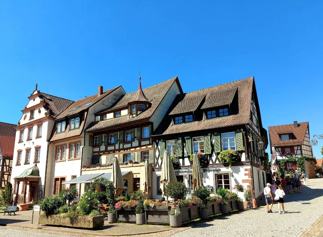 Bunte Fachwerkfassaden mit Blumenschmuck