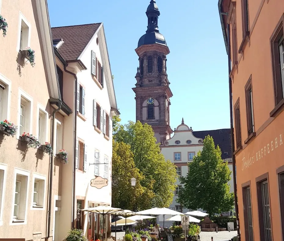 Blick zwischen den Häusern auf den Kirchturm