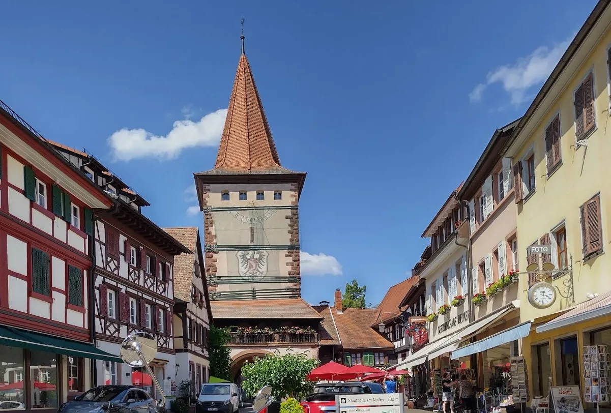 Der Obertorturm über dem belebten Marktplatz