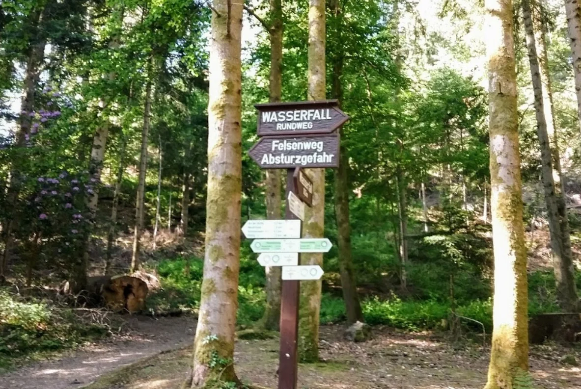 Wegweiser zum Geroldsauer Wasserfall