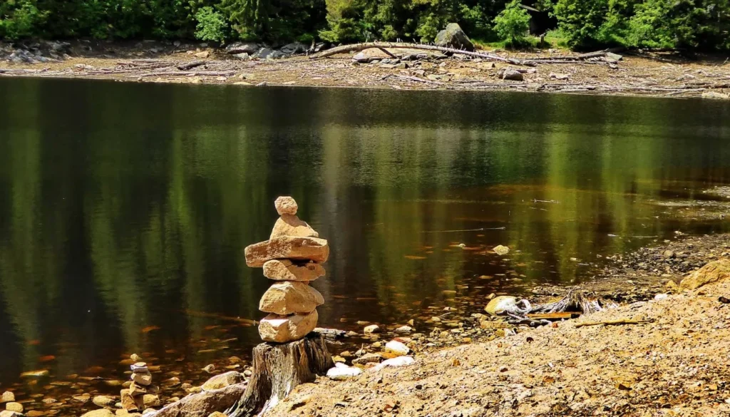 Steinmännchen am Ufer des Glaswaldsees