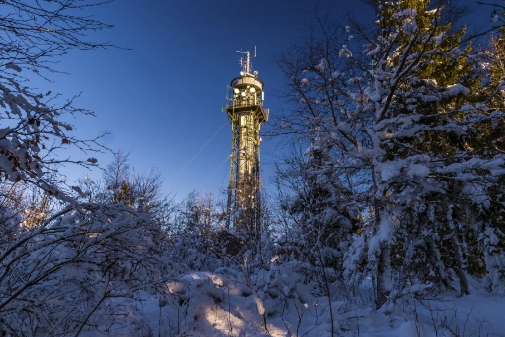 Der Hochfirstturm bei Titisee-Neustadt im winterlichen Schwarzwald