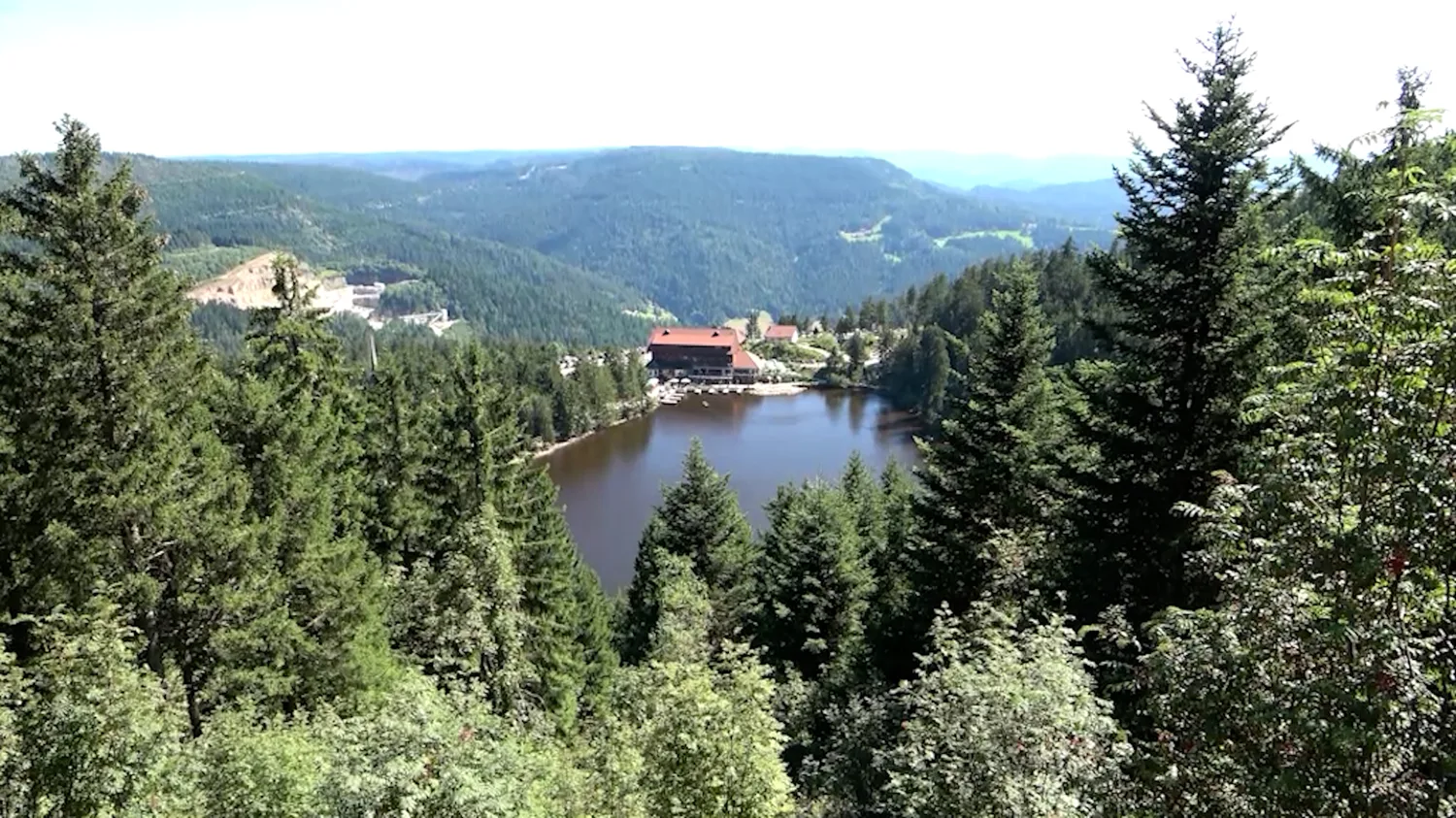 Blick von der Hornisgrinde hinab auf den Mummelsee