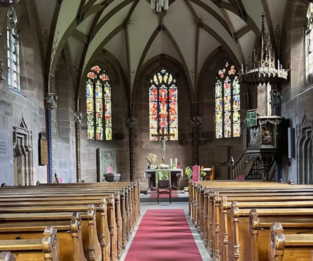Der Innenraum der Marienkapelle mit ihren Buntglasfenstern