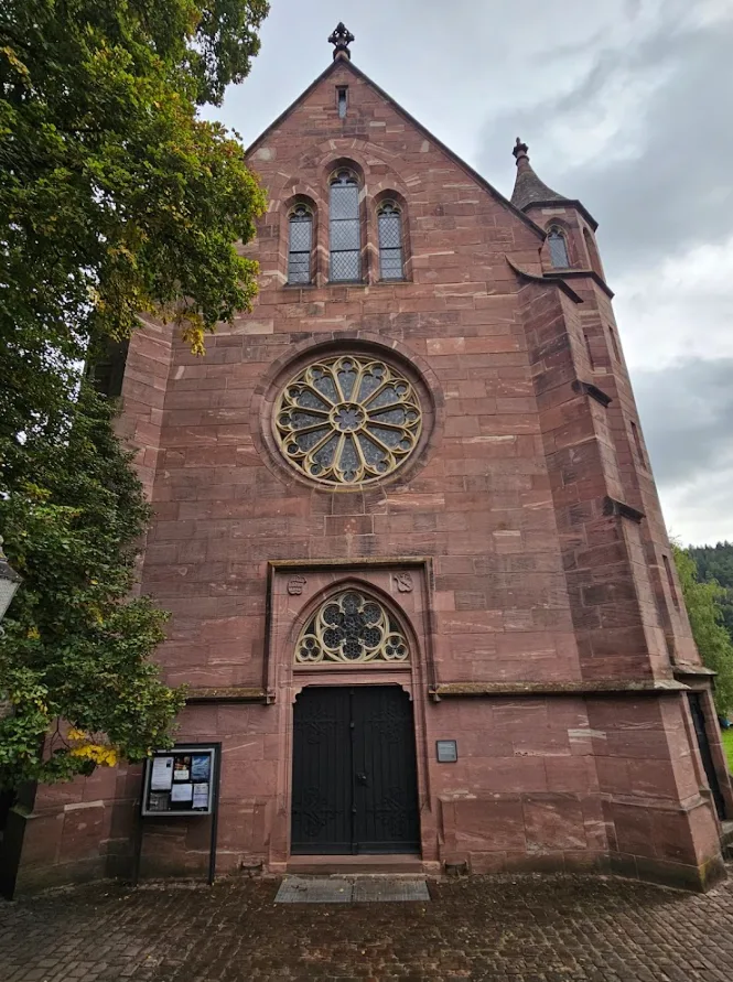 Die Marienkapelle mit ihrer gotischen Fensterrose