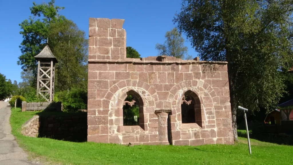 Die Klosterruine Kniebis mit ihrem hölzernen Glockenturm
