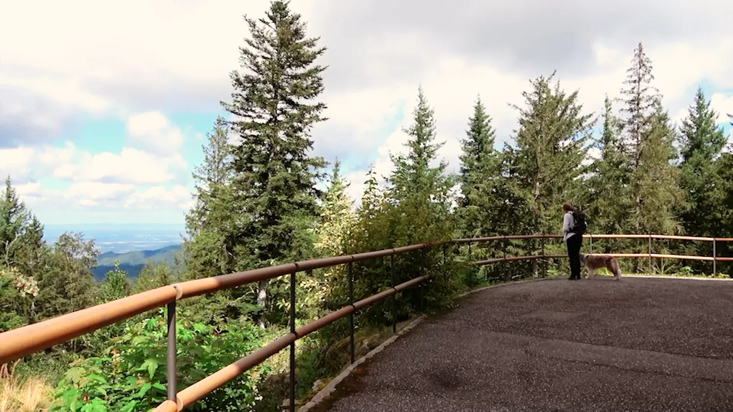 Aussichtspunkt am Weg zur Kapelle mit Blick in die Rheinebene