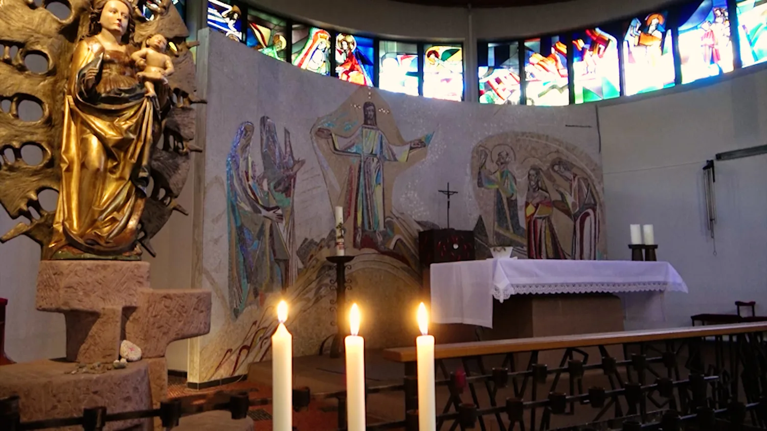 Der Altar mit der Madonna in der Kapelle