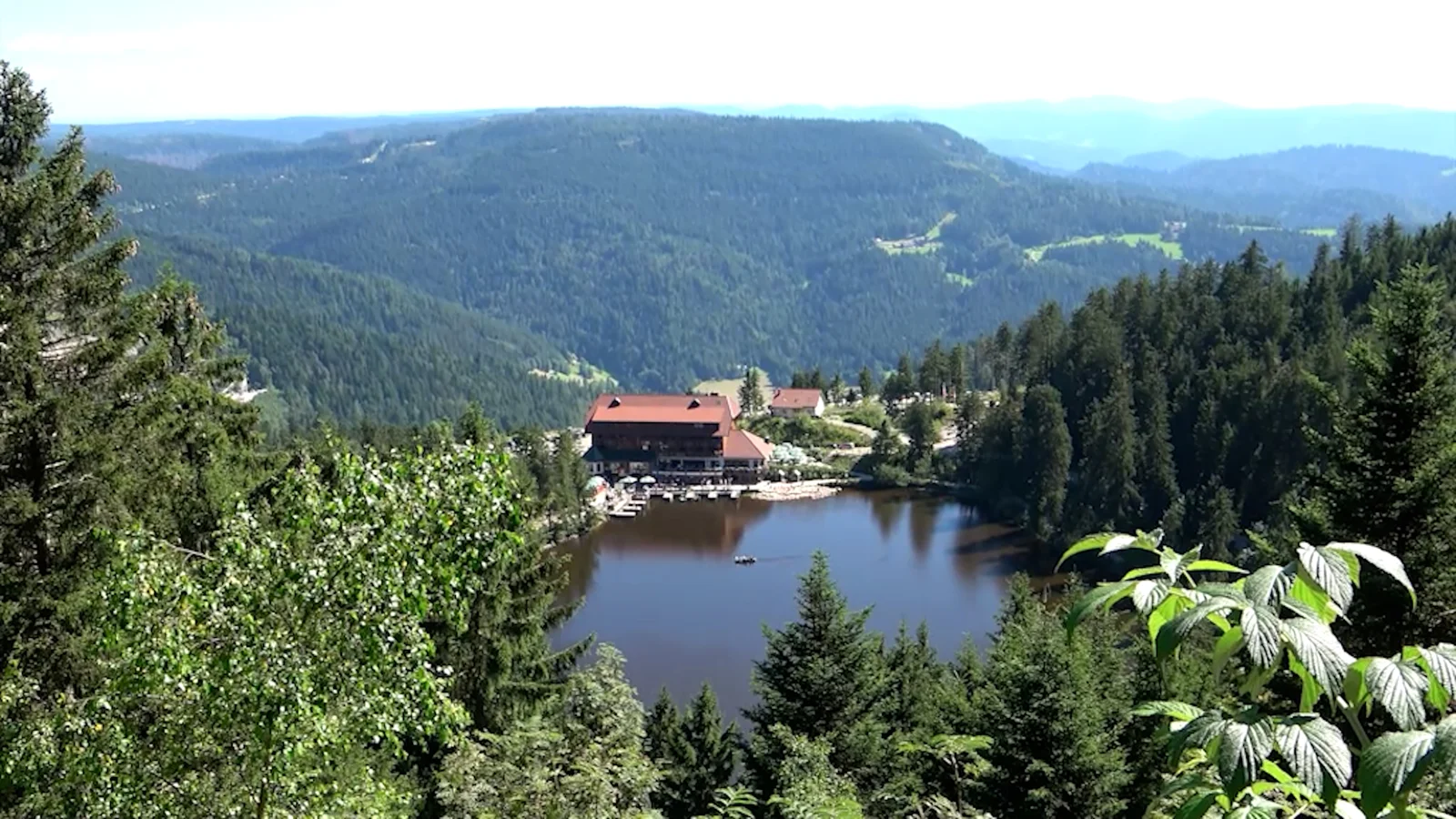 Blick von oben auf Mummelsee und Berghotel