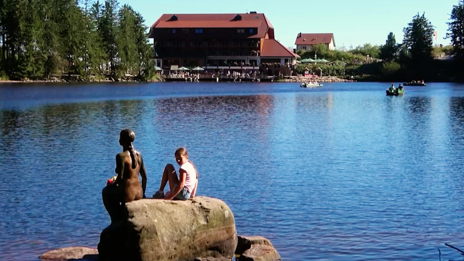 Blick über den Mummelsee mit Tretbooten