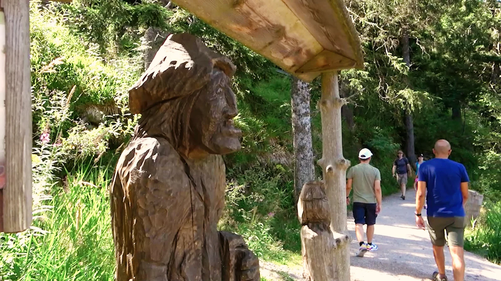 Geschnitzte Schwarzwaldfigur am Rundweg