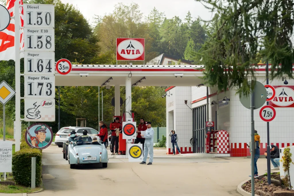 Die liebevoll gestaltete Retro-Tankstelle im Stil vergangener Jahrzehnte