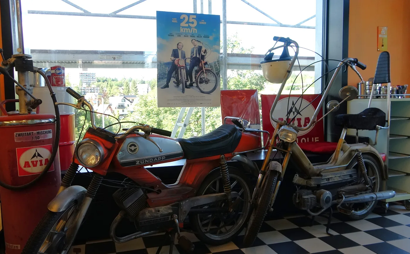 Ein Oldtimer-Motorrad und Nostalgie-Deko im Innenraum