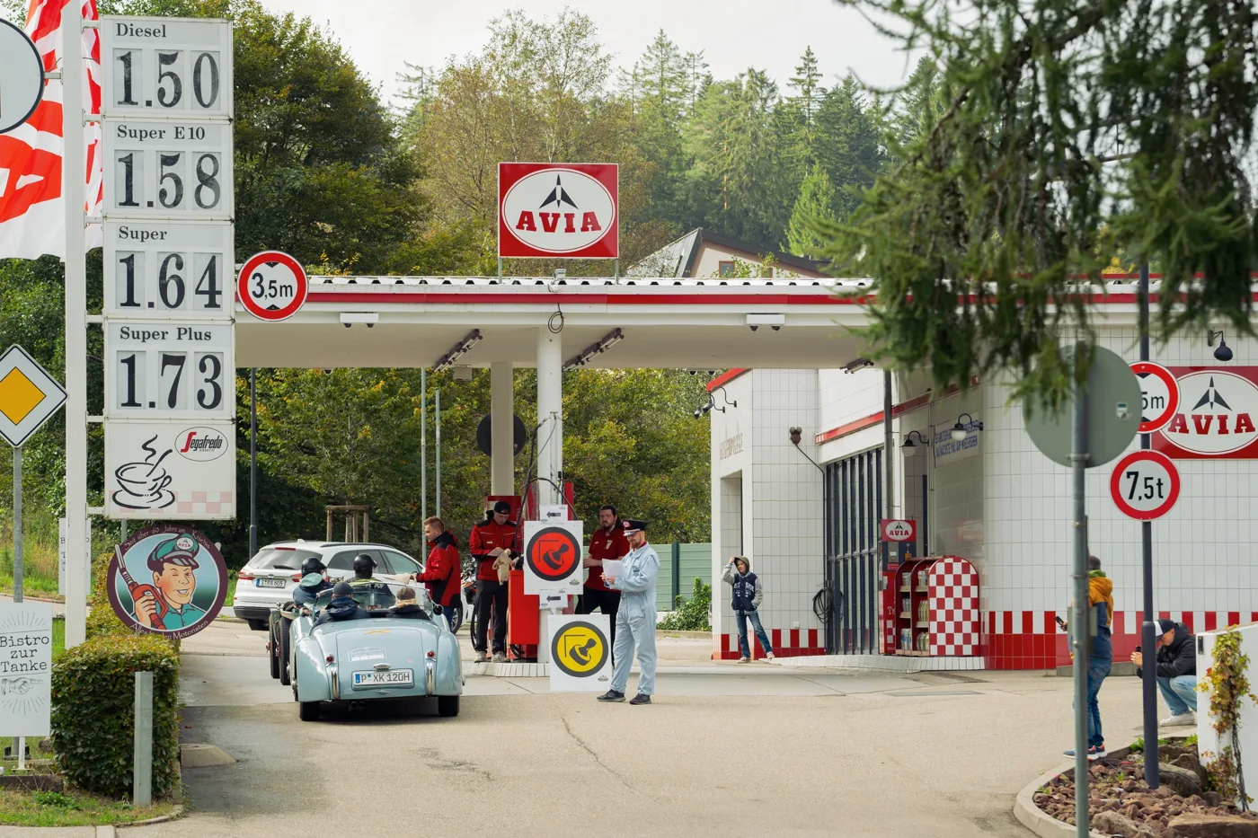 Retro AVIA Tankstelle mit historischen Zapfsäulen