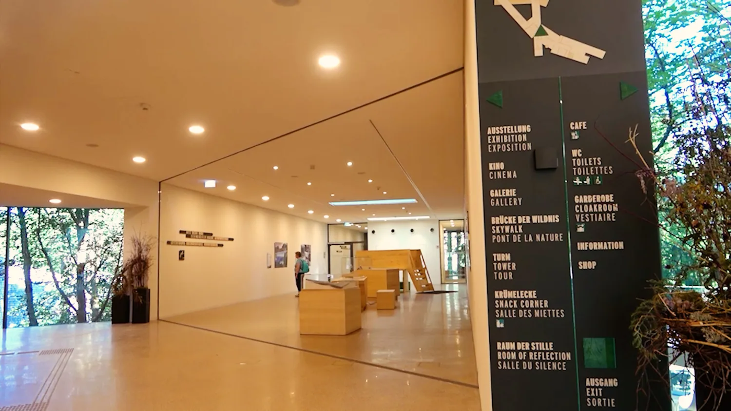 Ein heller Ausstellungsraum im Zentrum
