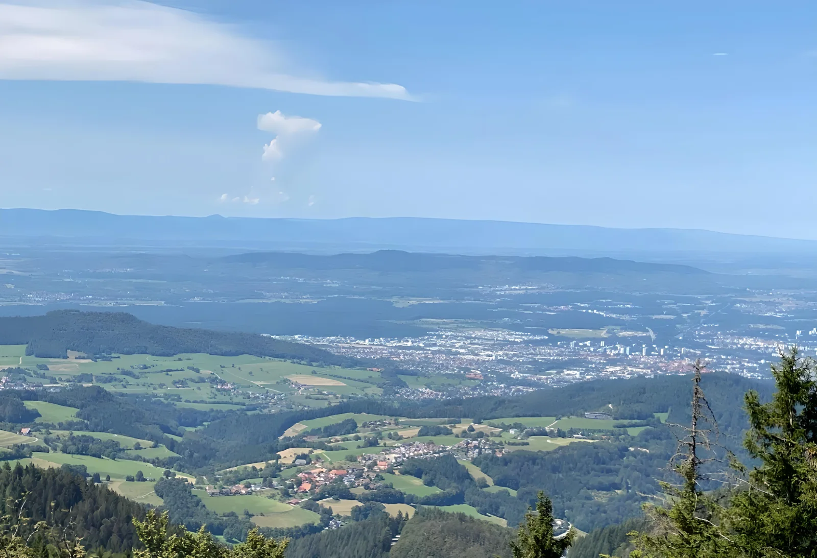 Panorama vom Schauinsland bis nach Freiburg und zur Rheinebene