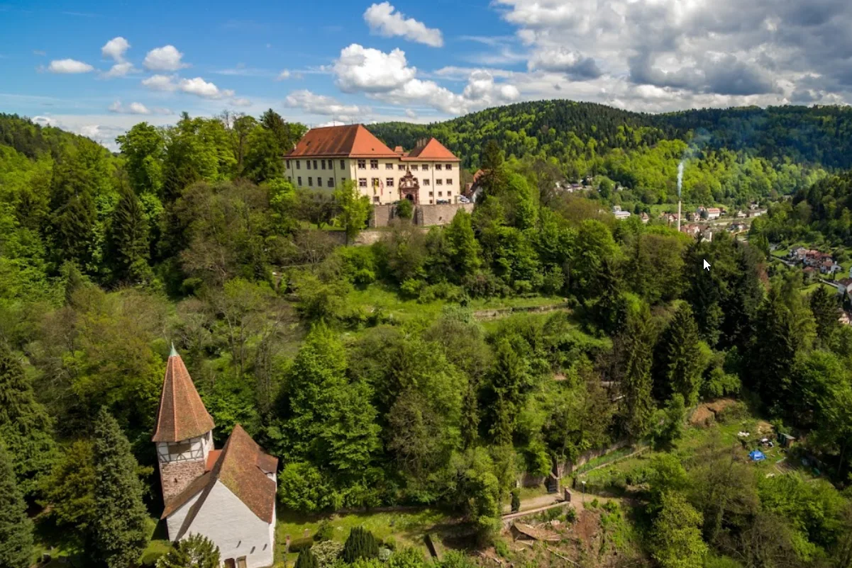 Schloss Neuenbürg thront über der Enzschleife