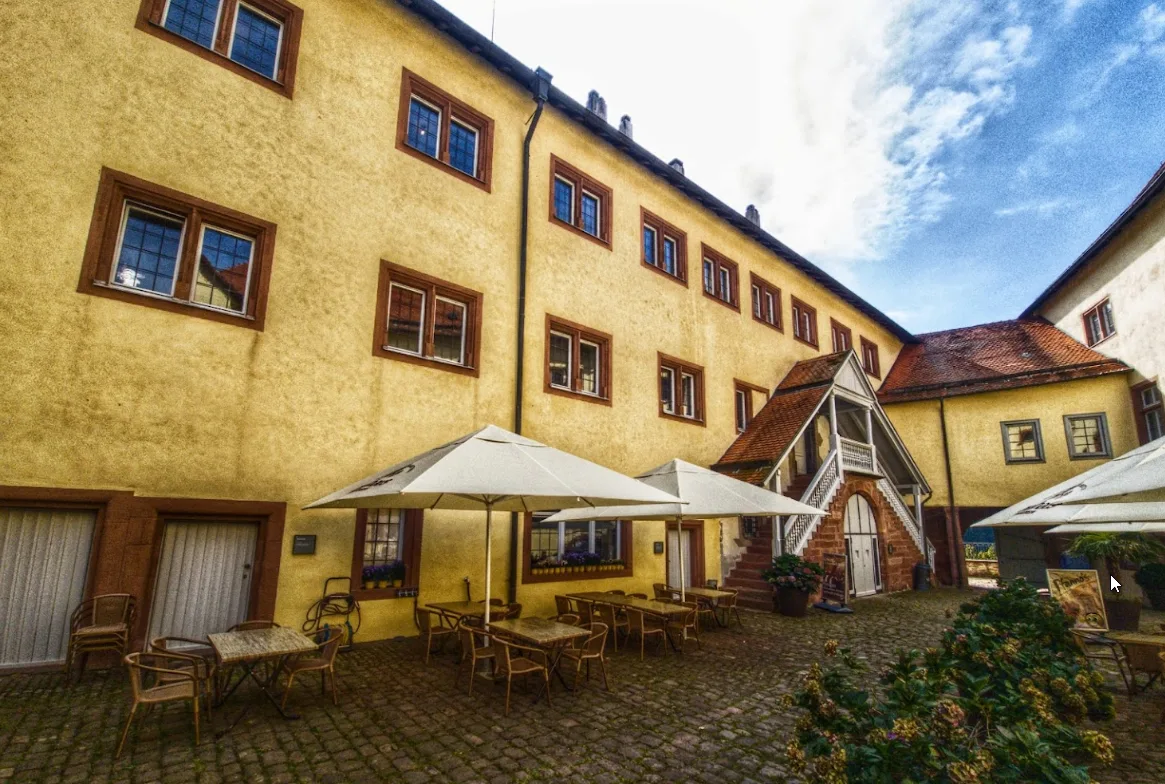 Der einladende Innenhof des Schlosses