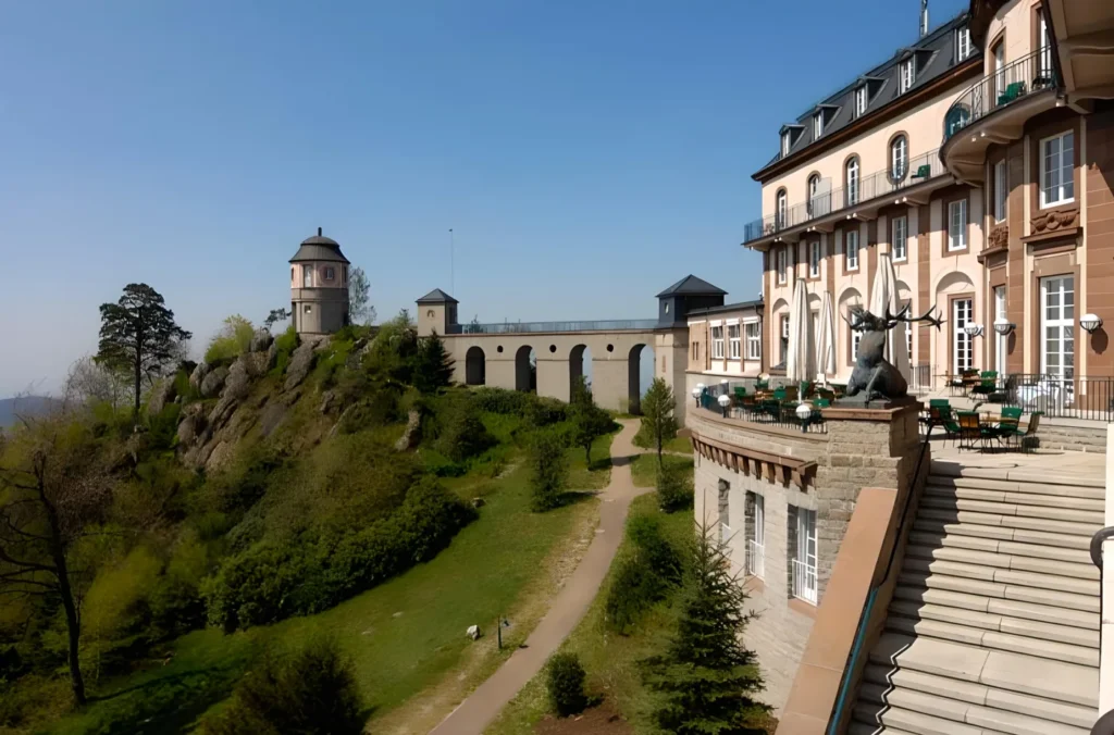 Das Schlosshotel Bühlerhöhe thront über dem Rheintal