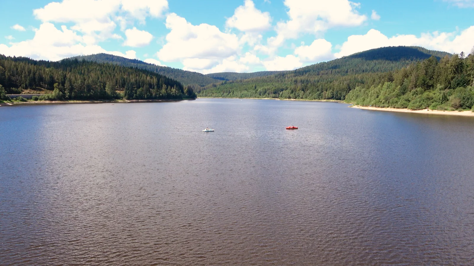 Der Stausee der Schwarzenbach-Talsperre mit Booten.